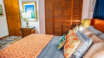 3 bedrooms, desk, iron/ironing board, travel crib