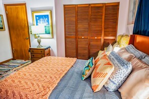 3 slaapkamers, een bureau, een strijkplank/strijkijzer, reisbedje