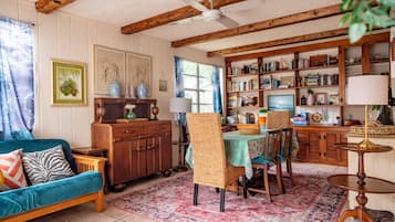 Een smart-tv, boeken en een kantoor