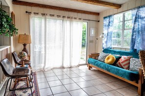 Smart-tv, boeken en een kantoor