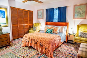 3 habitaciones, escritorio y tabla de planchar con plancha 
