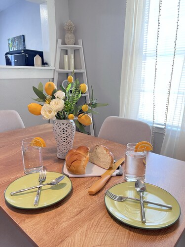 Stylish Cottage-4 min drive to the beach w/free coffee