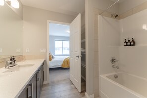 Kombinert dusj/badekar, hårføner, håndklær og såpe