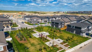 Un quartier résidentiel avec des maisons modernes, une pelouse bien entretenue et une route dégagée.