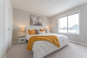 3 bedrooms, desk, iron/ironing board, travel crib - Stylish 3BR Home • Family-Friendly Amenities • 14min to Airport • 20 mins to DT (Calgary)