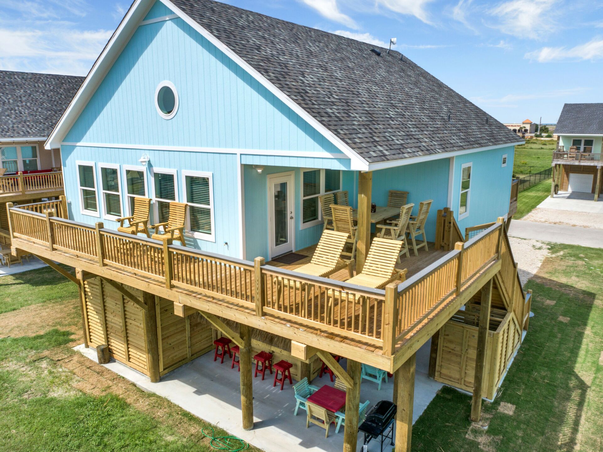 Traveler's Dream! Tiki Resort! Steps to the Beach!