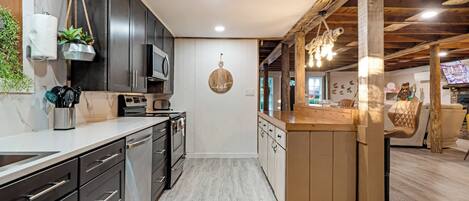 Frigorífico, microondas, horno y placa de cocina