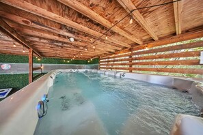 Indoor spa tub - Cozy barn-house retreat w/hot tub 20 minutes to Nashville (Joelton)