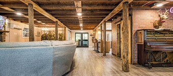 Cozy barn-house retreat w/hot tub 20 minutes to Nashville