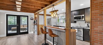 Cozy barn-house retreat w/hot tub 20 minutes to Nashville