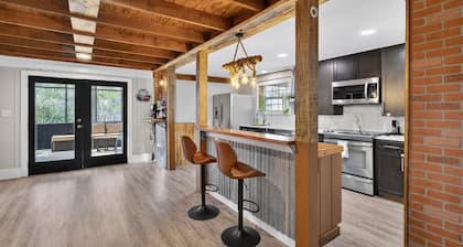 Cozy barn-house retreat w/hot tub 20 minutes to Nashville