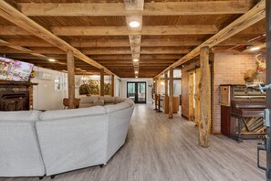 Games room - Cozy barn-house retreat w/hot tub 20 minutes to Nashville (Joelton)