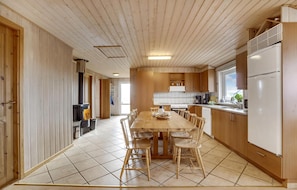 Réfrigérateur, four à micro-ondes, surface de cuisson, lave-vaisselle