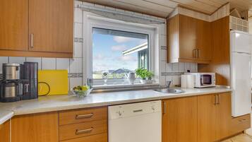 Køleskab, kogeplade, opvaskemaskine, kaffe-/temaskine