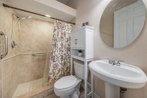 Combined shower/tub, jetted tub, hair dryer, towels
