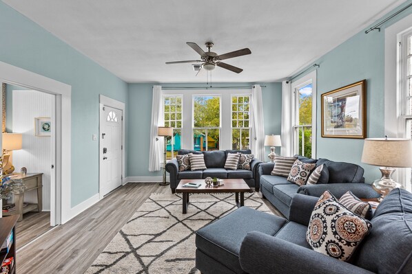 Smart TV, libros y monitor de computadora