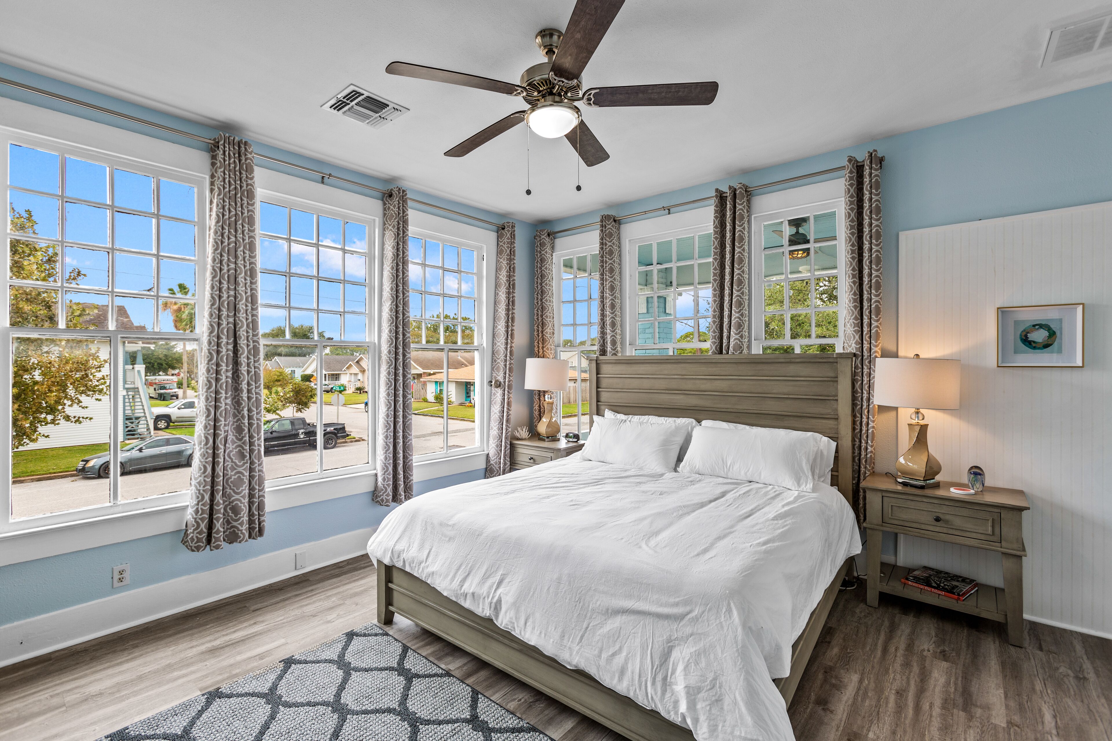 Spacious bungalow in the heart of Galveston with all the comforts of home
