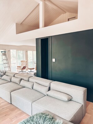Smart TV, chimenea, libros y impresora 