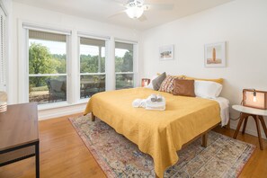 4 bedrooms, desk, iron/ironing board, travel cot - Spacious, 3000 sqft, 3 king beds, 10min to downtown (Asheville)