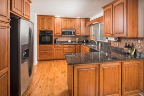 Fridge, microwave, oven, stovetop - Spacious, 3000 sqft, 3 king beds, 10min to downtown (Asheville)