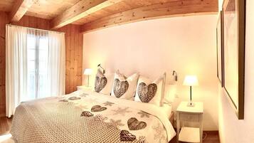 5 bedrooms, free WiFi, bed sheets