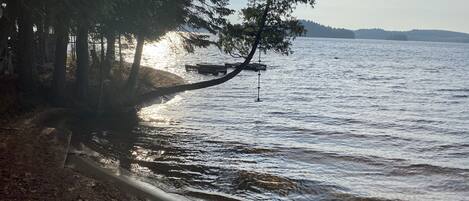 Nær stranden og solsenger