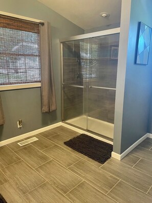 Combined shower/bathtub, hair dryer, towels, soap