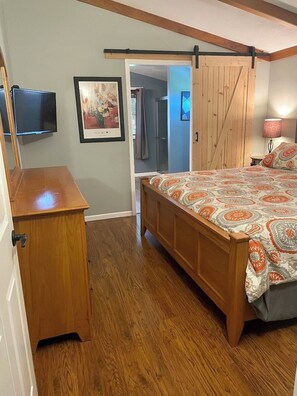 3 bedrooms, desk, iron/ironing board, free WiFi