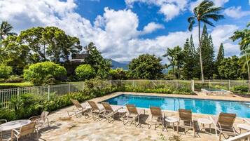 Alberca al aire libre y alberca climatizada