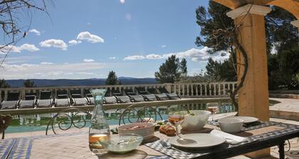 6 bedroom awesome home in Entrecasteaux