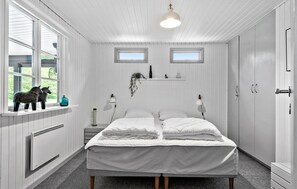 4 bedrooms, travel cot, free WiFi - Gorgeous home in Ans By with WiFi (Ans By)