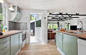 Fridge, stovetop, dishwasher, coffee/tea maker - Gorgeous home in Ans By with WiFi (Ans By)