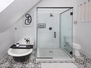 Dusche, Haartrockner, Handtücher, Seife