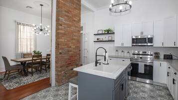 Jääkaappi, mikroaaltouuni, uuni, liesi