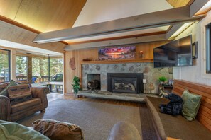 TV connectée, cheminée, lecteur de DVD, vidéothèque