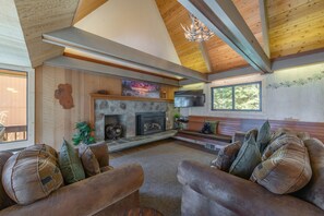 Smart TV, chimenea, reproductor de DVD y videoteca 