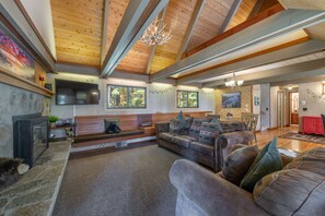 Smart TV, chimenea, reproductor de DVD y videoteca 