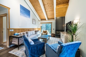 Living area - Contemporary Tahoe Lakeside Townhome (Tahoe City)