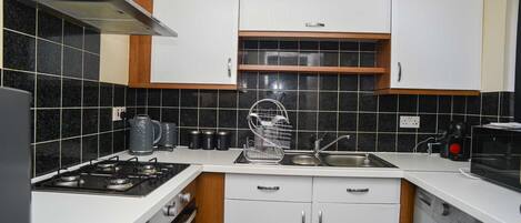 House | Private kitchen | Fridge, microwave, oven, stovetop