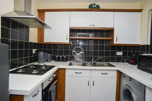 House | Private kitchen | Fridge, microwave, oven, stovetop - London's Calling U! A Lovely 2 Bedhome Sleeps 1-5! (London)