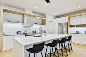 Fridge, microwave, oven, stovetop - Vivi's 3 bedroom condo - Mont-Tremblant Verbier (Mont-Tremblant)