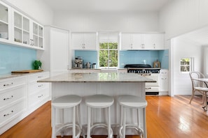 Fridge, microwave, dishwasher, cookware/dishes/utensils