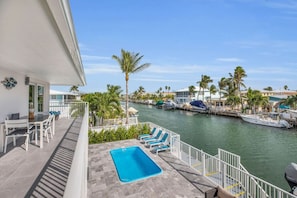 Property grounds - Steps away from the Cabana Club, 2 bed, 2 bath, kayaks, dock, ice maker, pool. (Key Colony Beach)