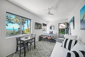 3 bedrooms, desk, iron/ironing board, free WiFi - Couples Retreat with Stunning Lake & Ocean Views! (Smiths Lake)