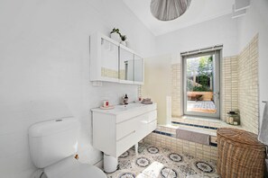 Combined shower/tub, hair dryer, towels, soap