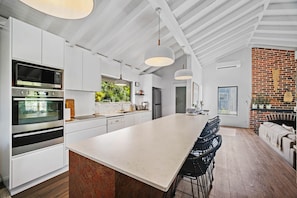 Réfrigérateur, four à micro-ondes, un four, surface de cuisson
