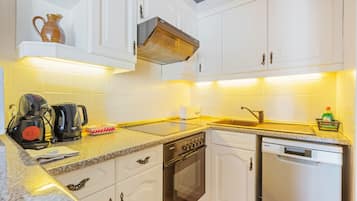 Een koelkast, een magnetron, een oven, een vaatwasser