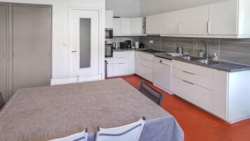 Een koelkast, een oven, een kookplaat, een vaatwasser