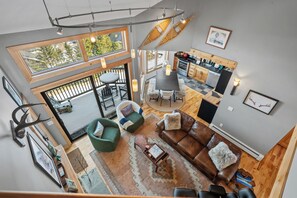 TV, lareira, DVD player, livros