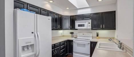 冷蔵庫、電子レンジ、オーブン、コンロ